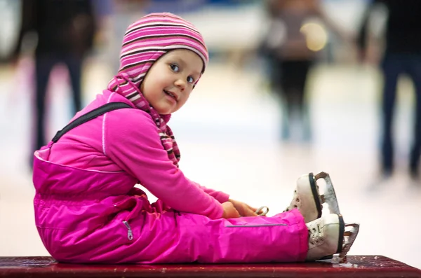 Bardzo mała dziewczynka na łyżwach — Zdjęcie stockowe