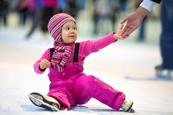 Vrij klein meisje schaatsen — Stockfoto