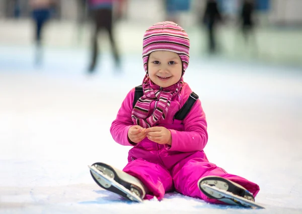 Bardzo mała dziewczynka na łyżwach — Zdjęcie stockowe