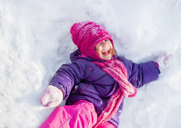 Fröhliches Mädchen spielt im Winter — Stockfoto