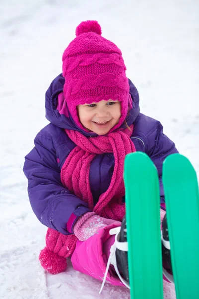 Schattig klein meisje skiën — Stockfoto