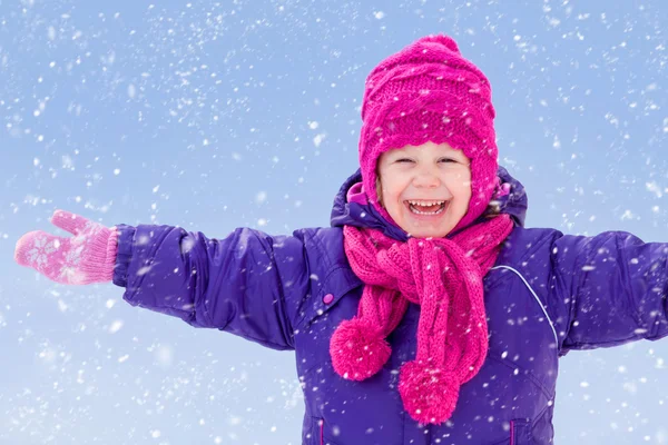 Gelukkig meisje spelen in de winter — Stockfoto
