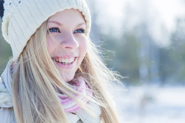 Bella ragazza nel parco invernale — Foto Stock