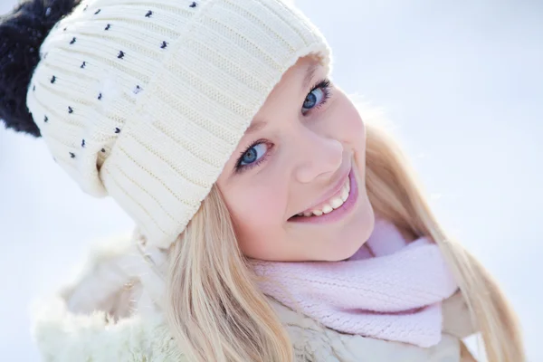 Pretty girl in winter park — Stock Photo, Image