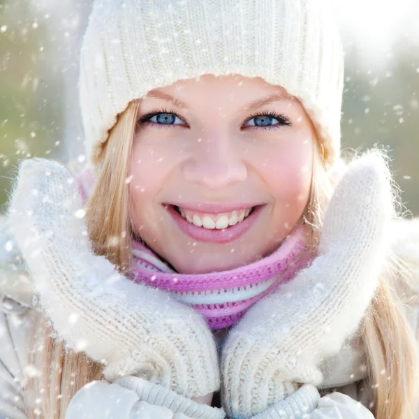 Mooi meisje in winter park — Stockfoto