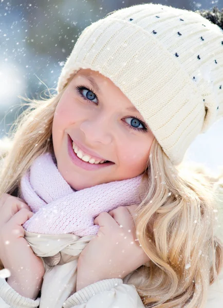 Linda chica en el parque de invierno — Foto de Stock