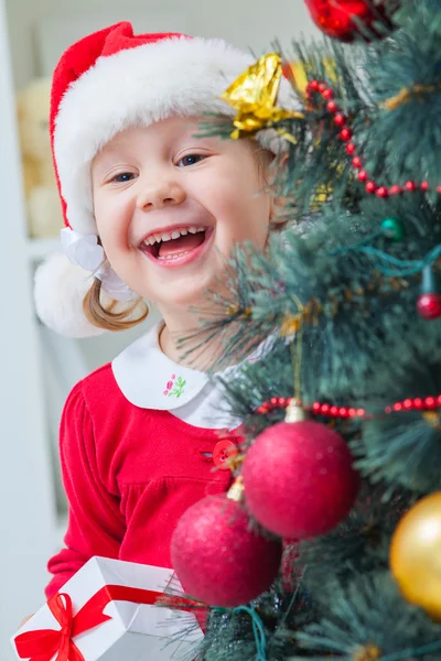 Klein meisje in Kerstman hoed — Stockfoto