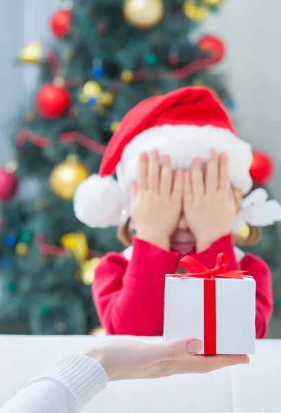 Mamma ger julklapp till dotter — Stockfoto