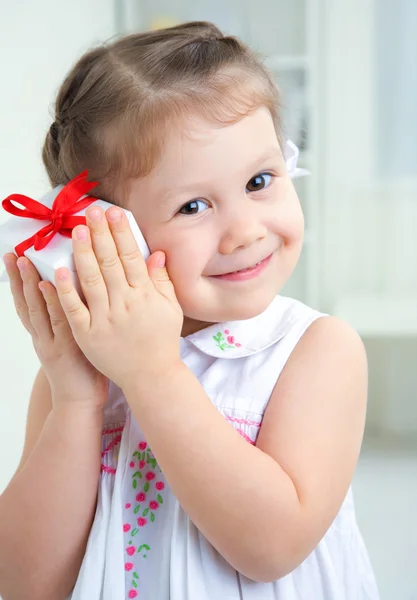 Menina segurando caixa de presente de aniversário — Fotografia de Stock