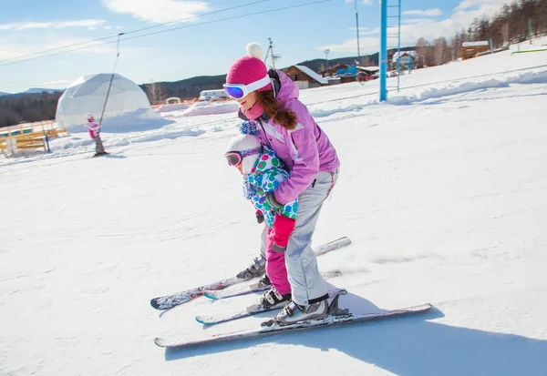 Skilehrer bringen Kindern Skifahren bei — Stockfoto