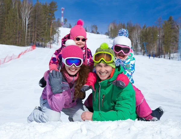 Familie op skiresort — Stockfoto