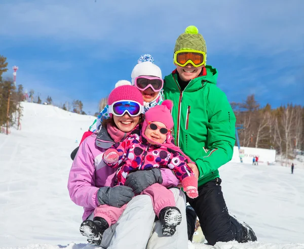 在滑雪场上的家庭 — 图库照片