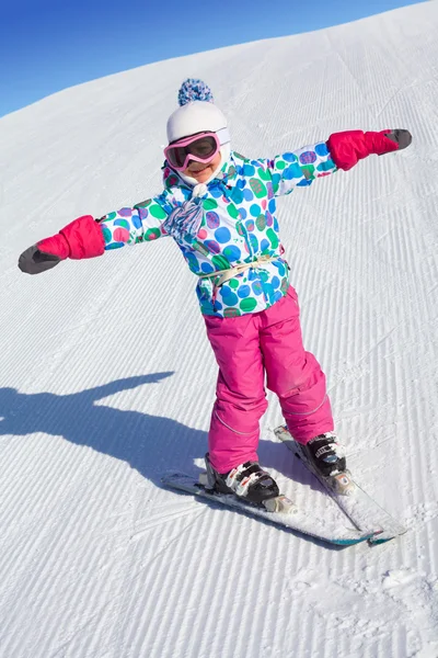 Kleines Mädchen lernt Skifahren — Stockfoto