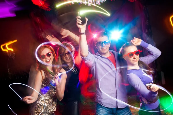 Молоді люди танцюють на вечірці — стокове фото