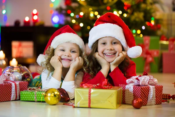 Små flickor med julklappar — Stockfoto