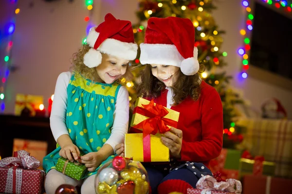 Little girls  open Christmas present — Stock Photo, Image