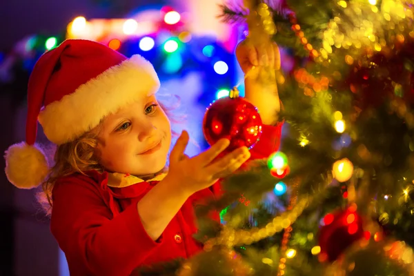 Niña decora un árbol de Navidad — Foto de Stock