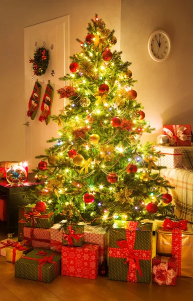 Різдвяна ялинка з подарунками — стокове фото