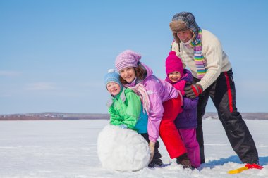 büyük kardan adam yapma çocuklarla Çift