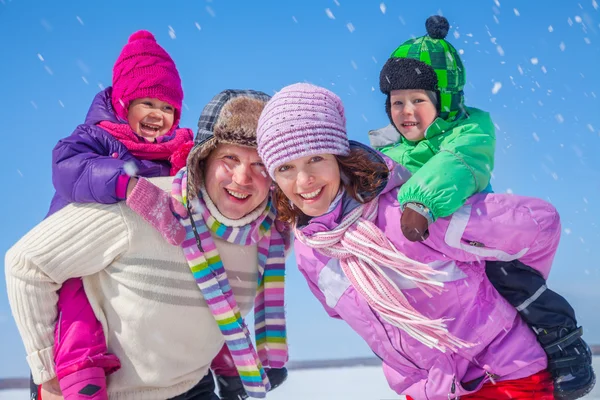 Familie plezier op wintervakantie — Stockfoto