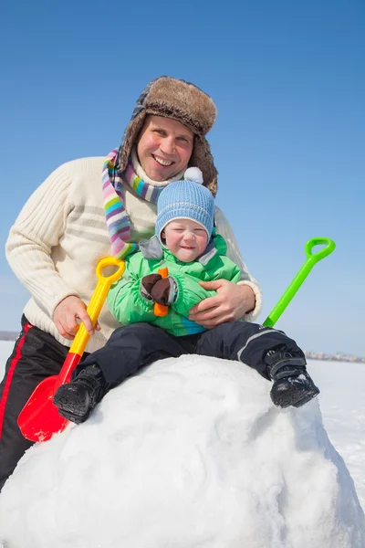 Man met zoon grote sneeuwpop maken — Stockfoto