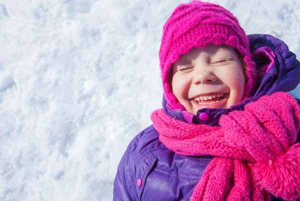 Kleines Mädchen spielt im Winter auf Schnee — Stockfoto