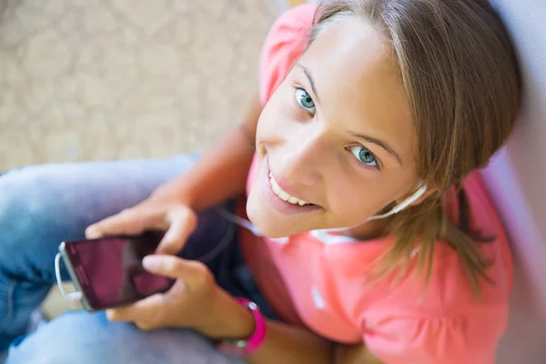 Flicka som leker med telefonen — Stockfoto