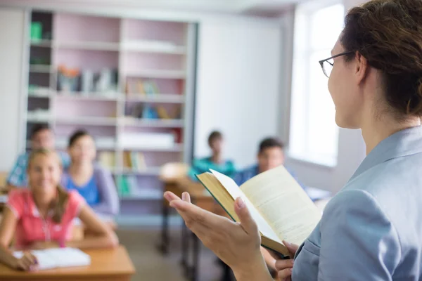 Lärare i klassrummet i skolan — Stockfoto