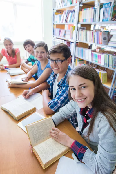 Studenti učí v knihovně — Stock fotografie