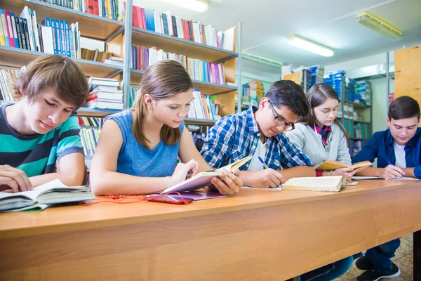 Studenters lärande i biblioteket — Stockfoto