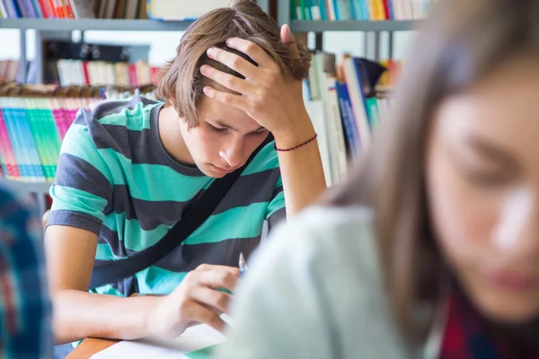 Geconcentreerde student jongen — Stockfoto