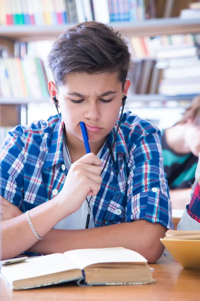 Concentrado estudiante chico —  Fotos de Stock