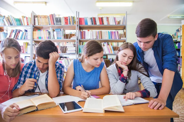 Skupina studentů v knihovně — Stock fotografie