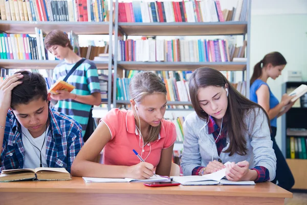 Grupo de estudantes em biblioteca — Fotografia de Stock