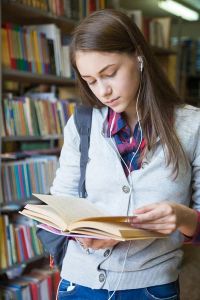 女孩的学生读的书 — 图库照片