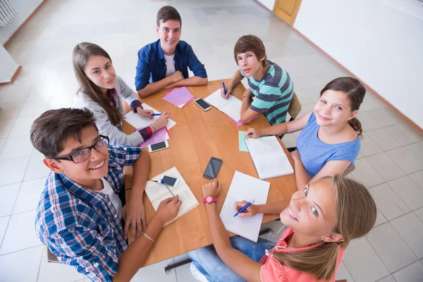 Studenten sitzen am Schreibtisch — Stockfoto