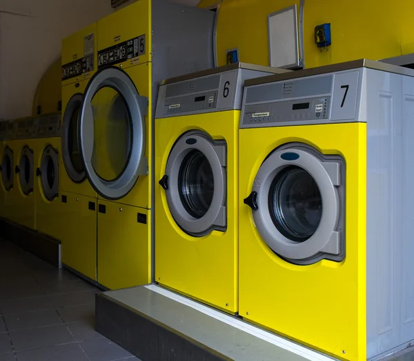 Wshing machines in een openbare wasserette — Stockfoto