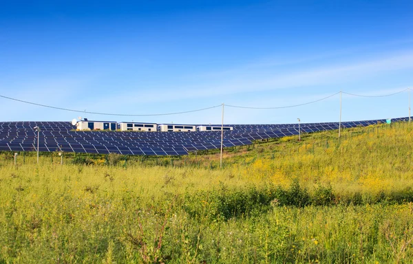 Sonnenkollektoren aus Photovoltaik-Modulen — Stockfoto