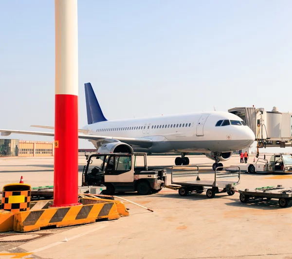 Avião com escadas de passageiros — Fotografia de Stock