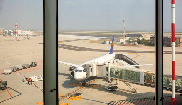 Avião com escadas de passageiros — Fotografia de Stock