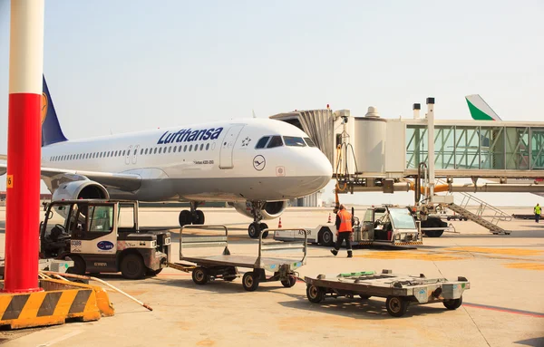 Avião com escadas de passageiros — Fotografia de Stock