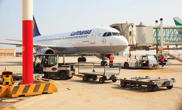 Avión con escaleras de pasajeros — Foto de Stock