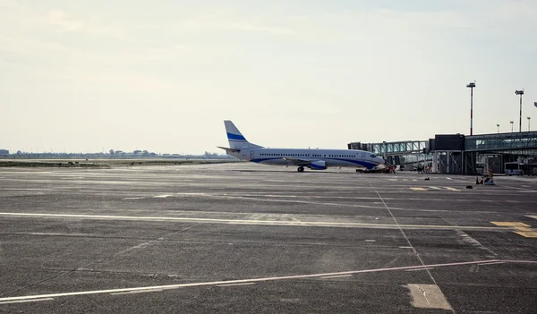 Nézd a repülőgép a repülőtér — Stock Fotó