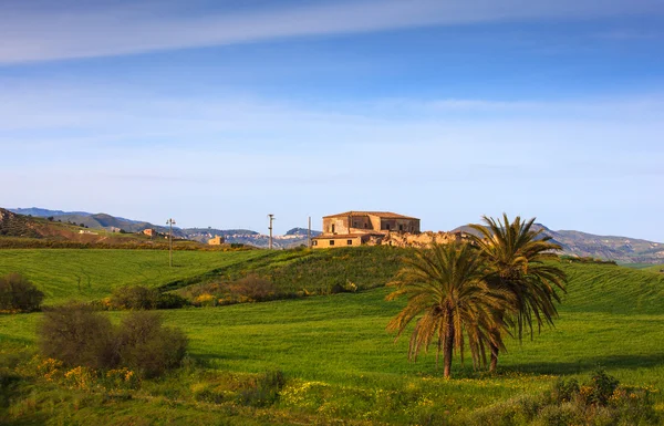 Ferme dans la campagne sicilienne — Photo