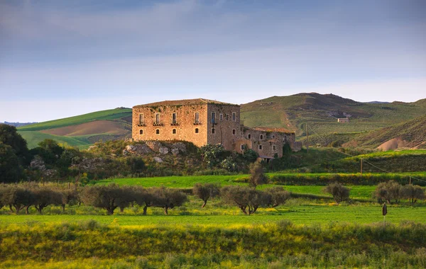 Bauernhaus in der sizilianischen Landschaft — Stockfoto