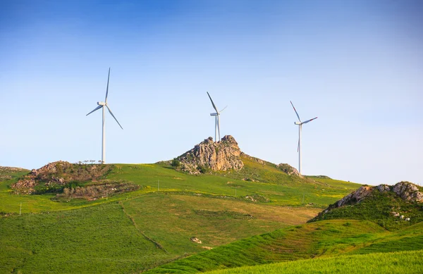 Turbine eoliene în mediul rural din Sicilia — Fotografie, imagine de stoc