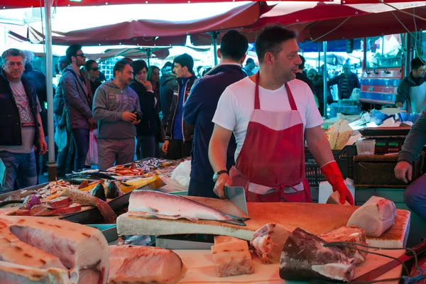 Открытый рыбный рынок, Катания — стоковое фото