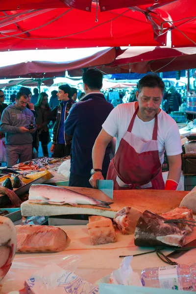 Открытый рыбный рынок, Катания — стоковое фото