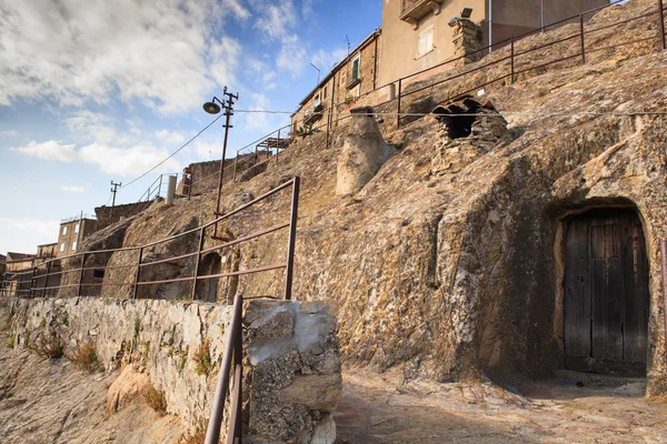 Sperlinga, kaya evler