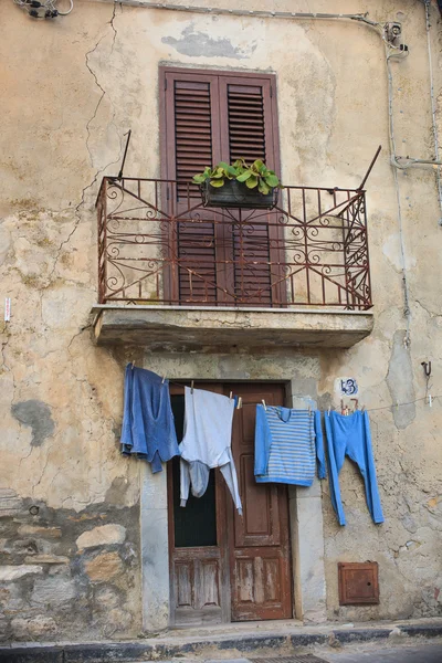 Roupas penduradas para secar em uma linha de roupas — Fotografia de Stock